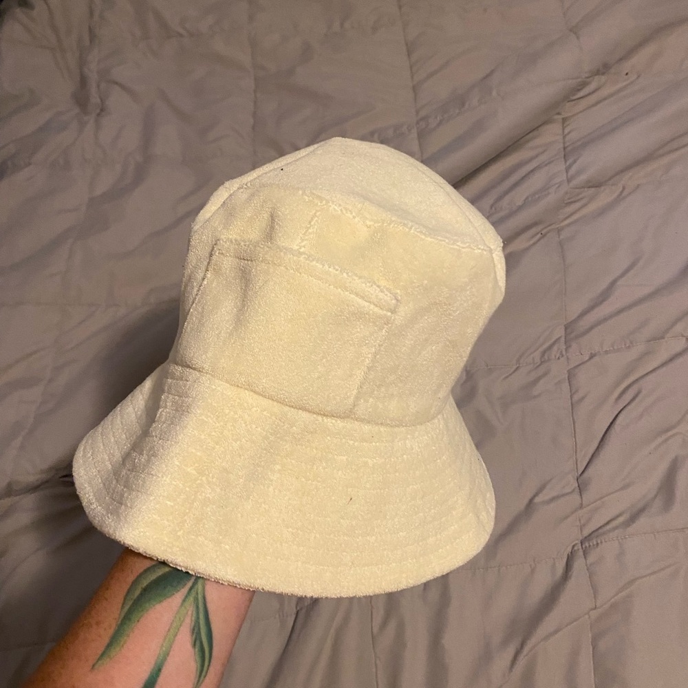 Wave bucket hat in beige terry - lack of color